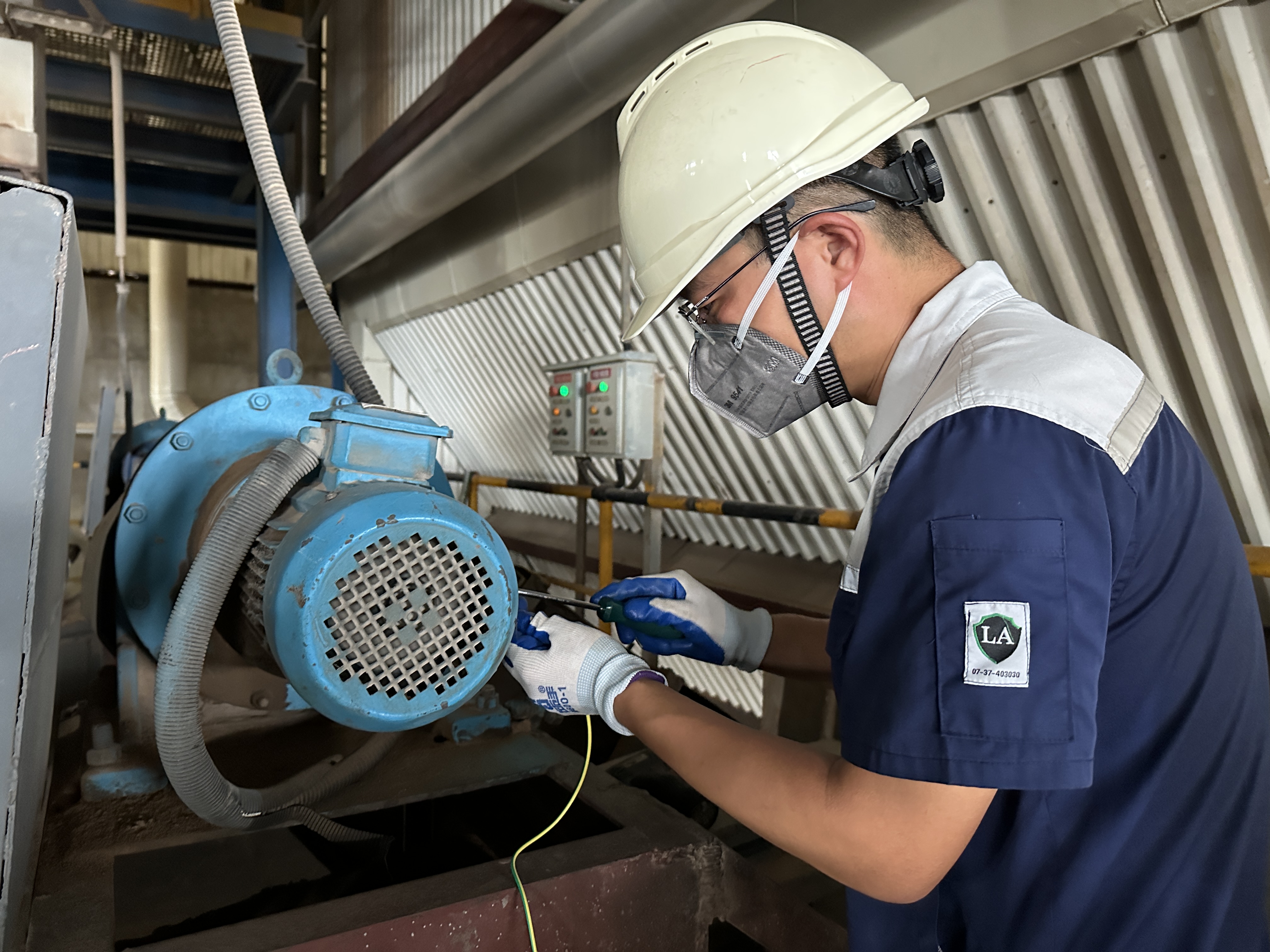 1757028004862.jpg 电气专工王强在锅炉车间水平烟道对电机外壳做接地措施.jpg